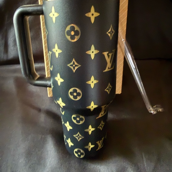 New Stanley 40oz Black and Gold Laser L Engraved V with Straw - Picture 6 of 7
